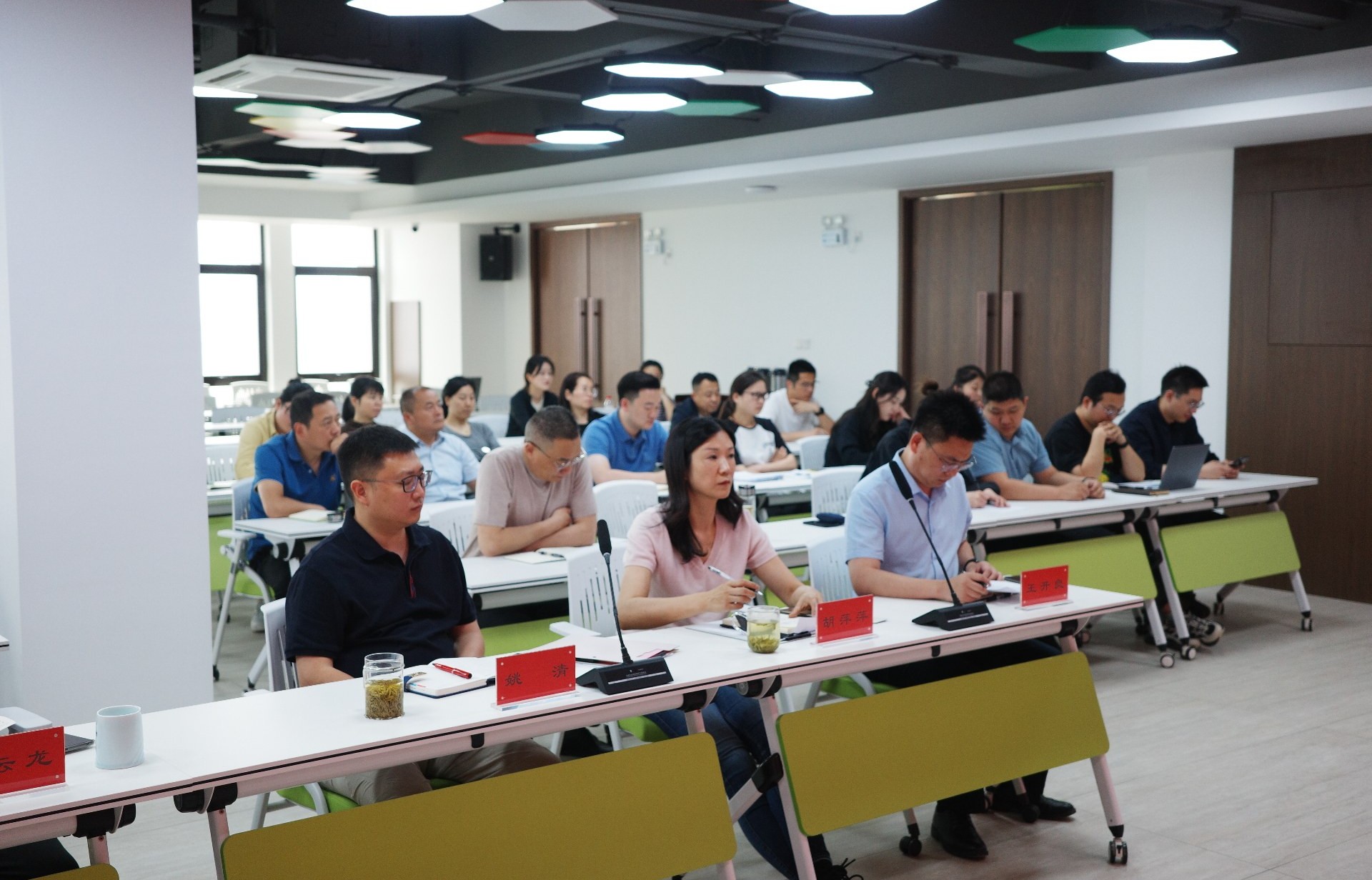 錨定目標 聚力攻堅丨鴻灌環(huán)境召開2025年 一季度工作會議