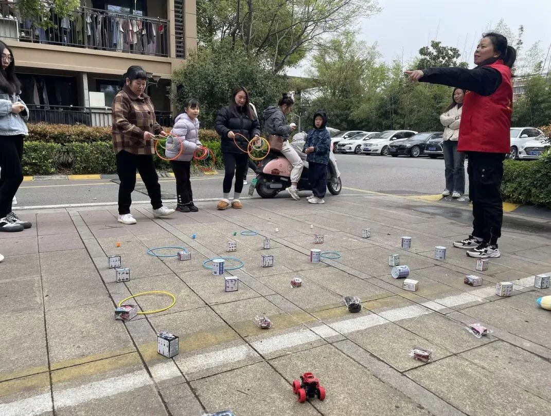鴻灌環(huán)境鴻心黨支部舉辦“社區(qū)共享，交換美好”垃圾分類宣傳活動(圖8)